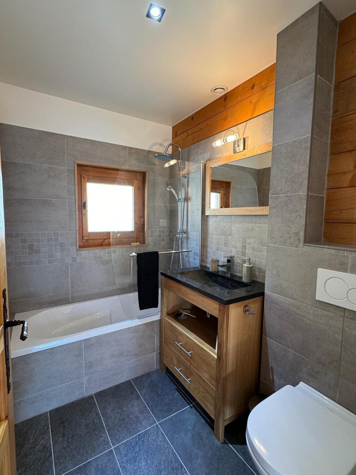 Charming, Cosy Nestled In A Breathtaking Surrounding With Spectacular, Stunning Mountain Views *