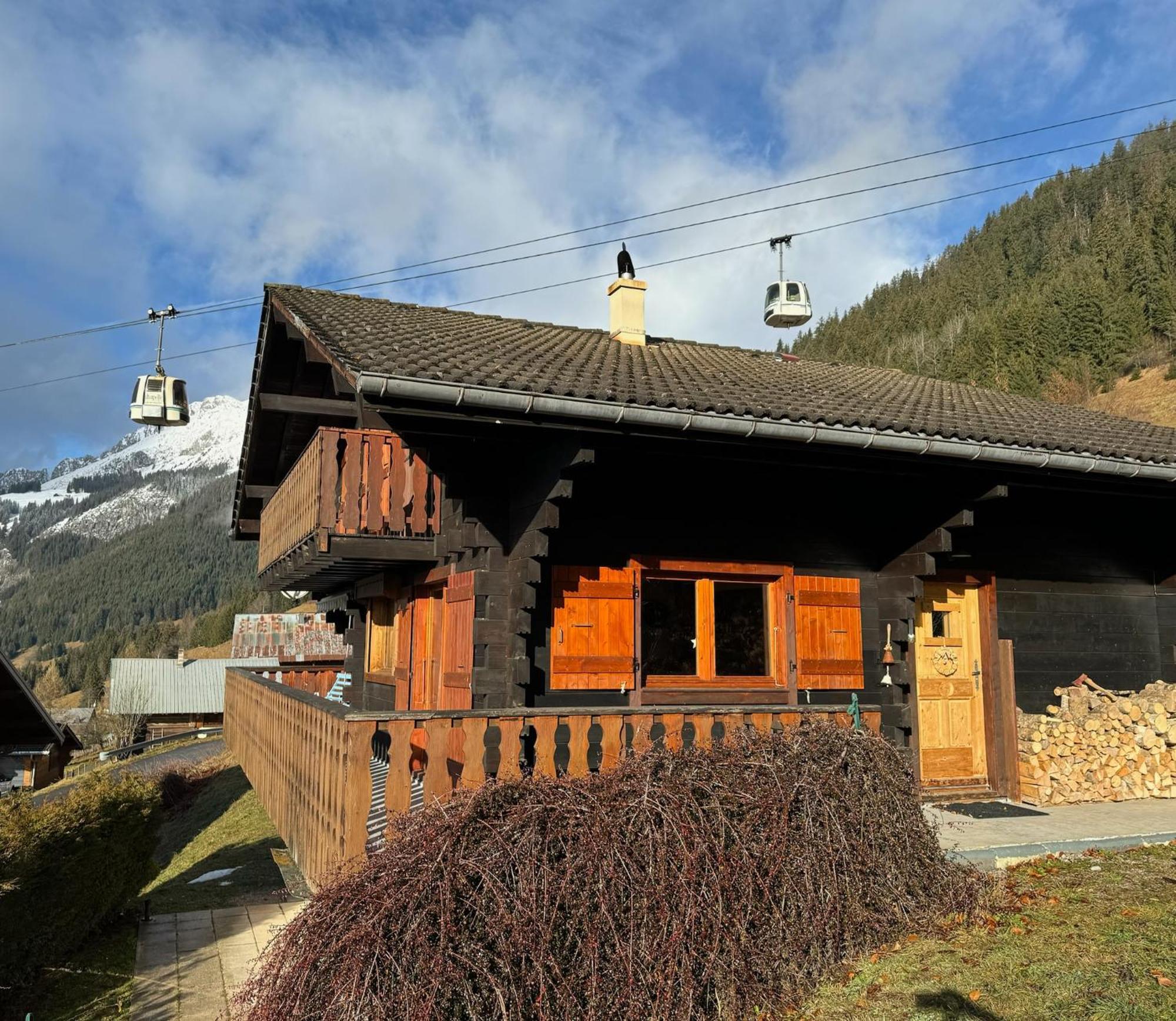 Charming, Cosy Nestled In A Breathtaking Surrounding With Spectacular, Stunning Mountain Views *
